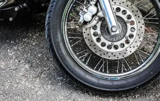 Peligros de despiezar una moto en casa